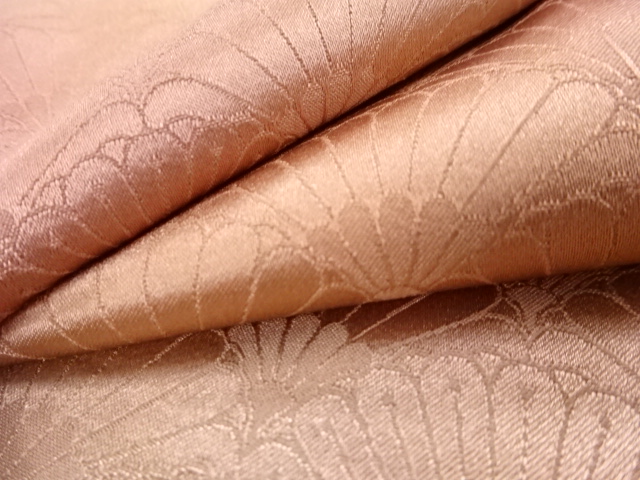  花模様織り出し暈し付け下げ色無地着物